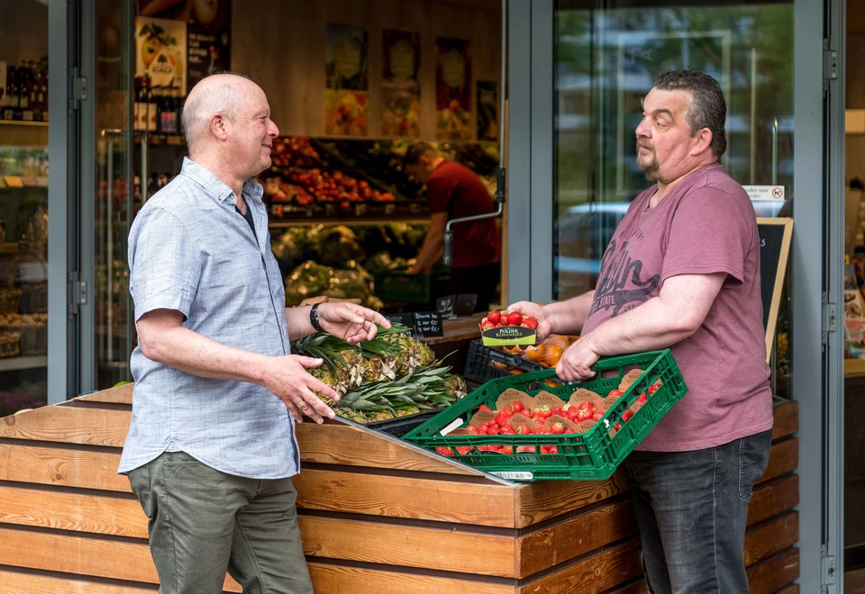 Re-integratiecoach Frits op werkbezoek bij Ed in de winkel