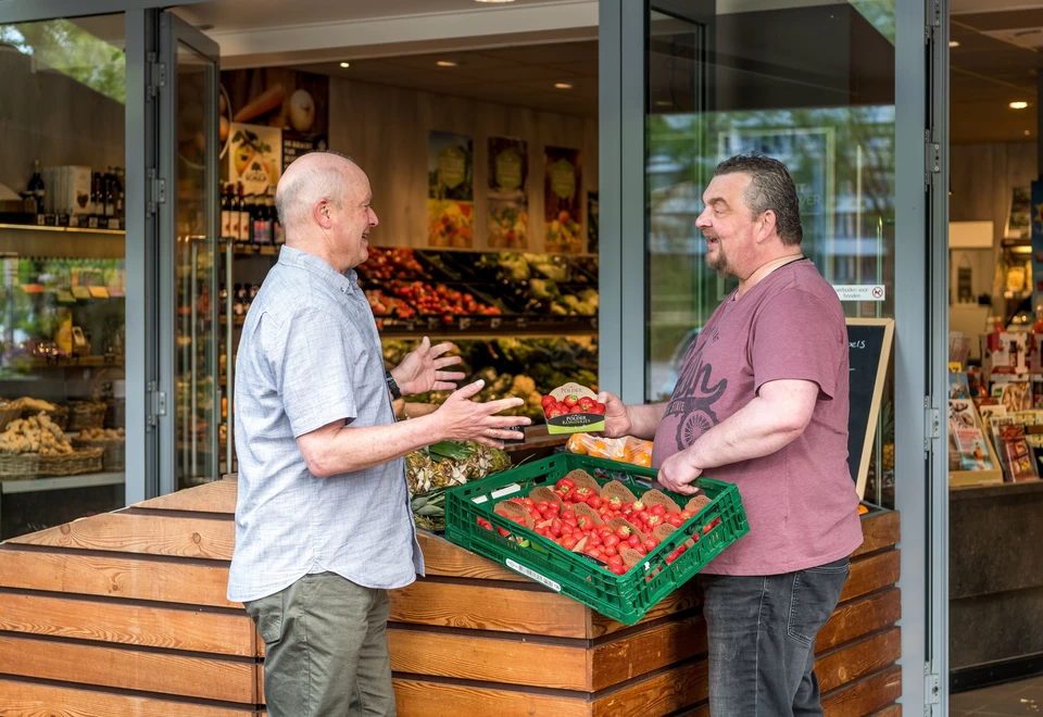 Re-integratiecoach Frits op bezoek bij Ed in de winkel