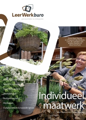 "leerwerkburo reintegratie voorkant van een brochure met een vrouw in een tuincentrum"