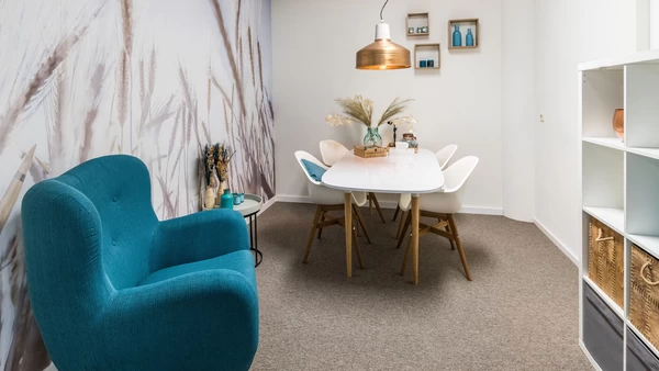 "leerwerkburo reintegratie tafel met stoelen en fauteuil in coachruimte"