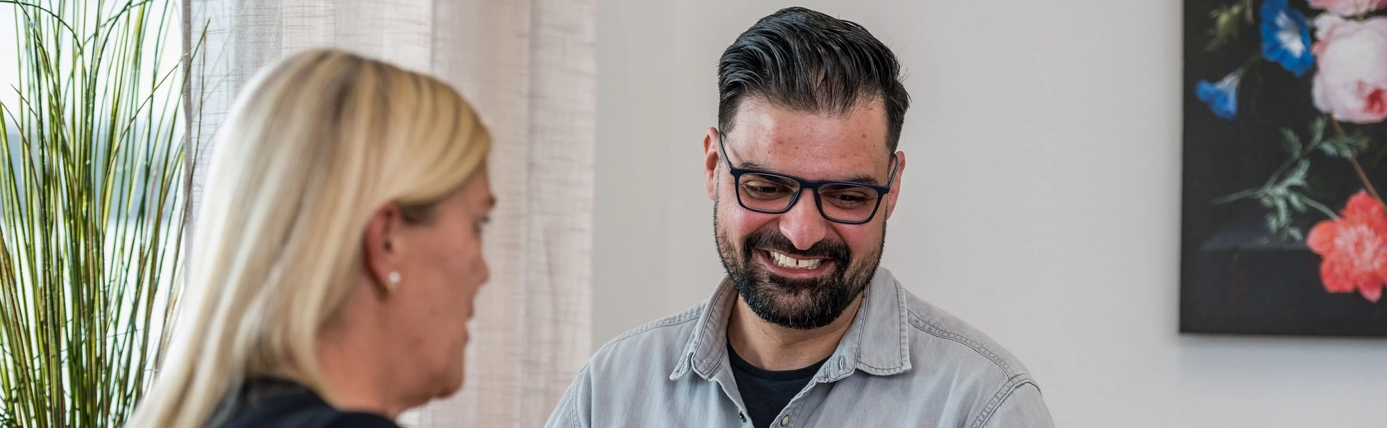 LeerWerkburo-reintegratie-lachende-man-met-bril-en-baard-en-vrouw