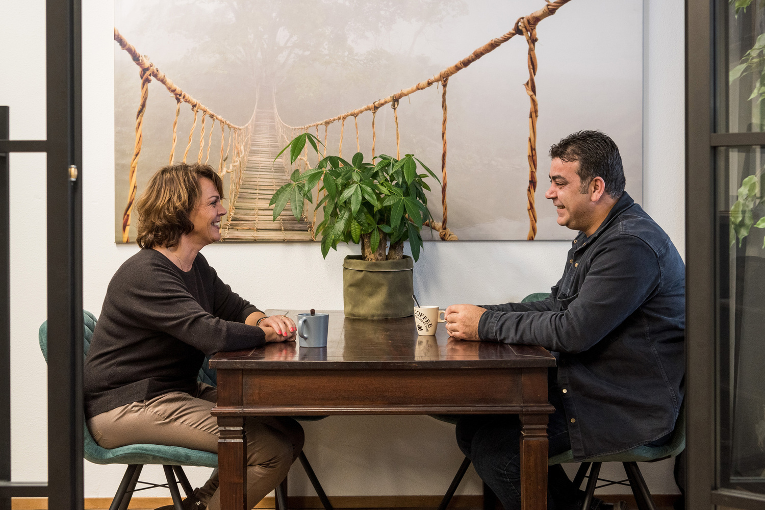 "leerwerkburo reintegratie man en vrouw aan tafel"