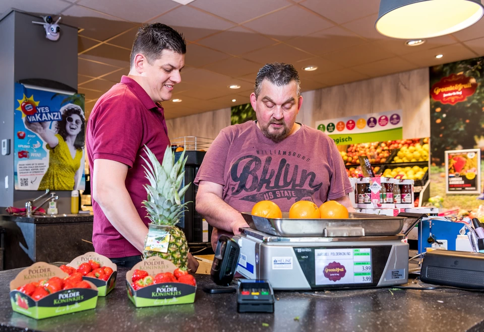 Ed re-integreert met het WerkFit maken traject bij de Groente en Fruit juwelier