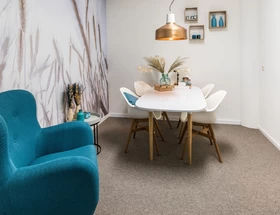 Leerwerkburo-reintegratie-coachlocatie-tafel-stoelen-kast-lamp