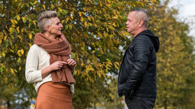 leerwerkburo-reintegratie-man-en-vrouw-wandelen-over-straat