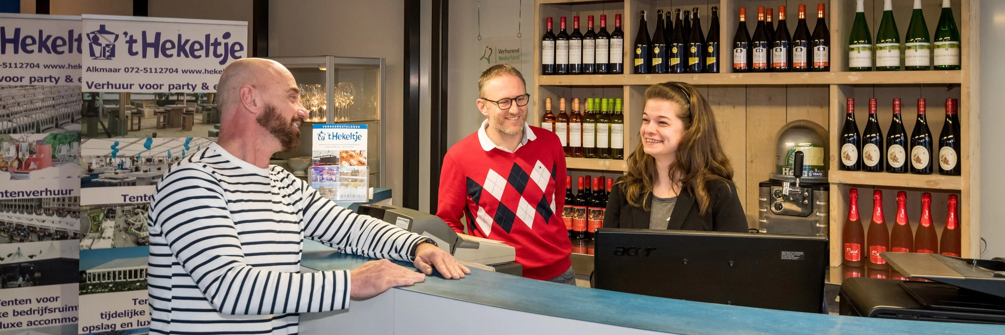 "leerwerkburo reintegratie mensen praten aan balie in wijnhandel"