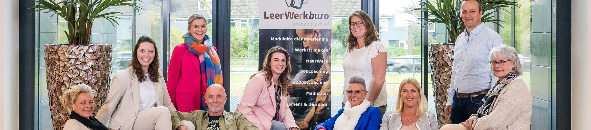 "leerwerkburo reintegratie teamfoto met mannen en vrouwen"