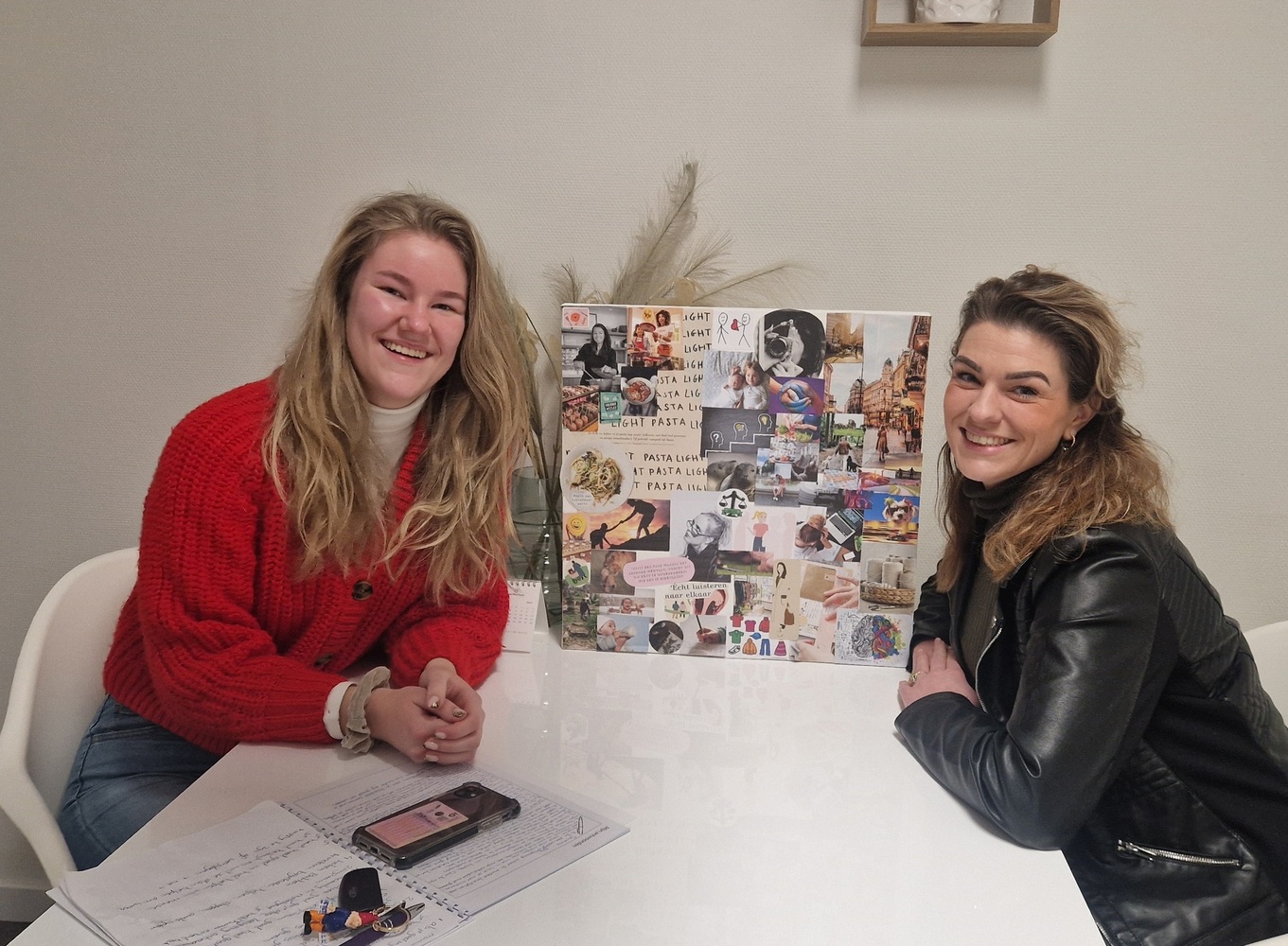 "leerwerkburo reintegratie twee vrouwen aan tafel met moodboard"