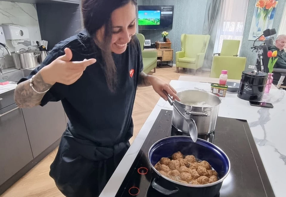 Safira maakt een lekkere maaltijd voor de bewoners
