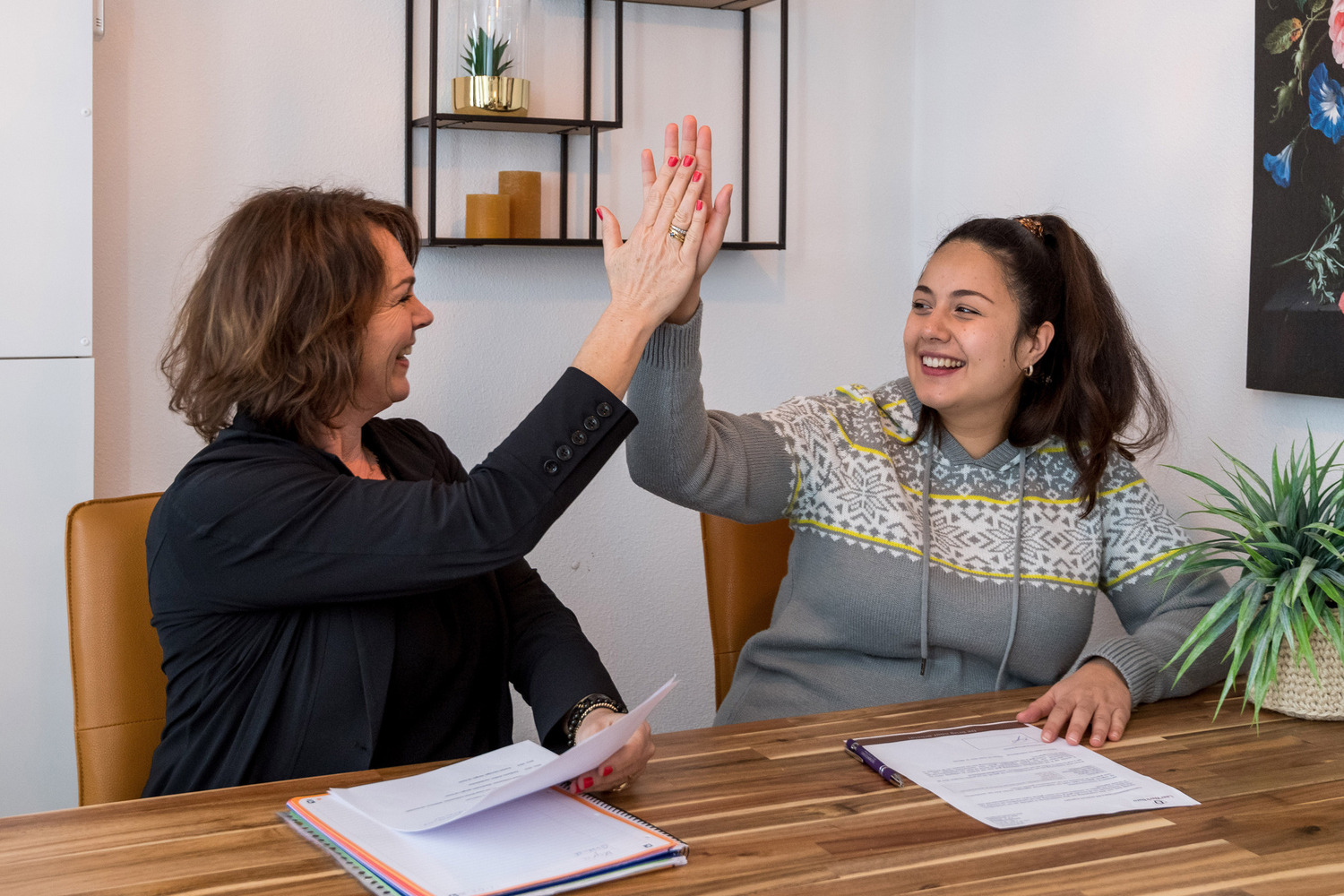 "leerwerkburo reintegratie twee vrouwen geven elkaar een high five"