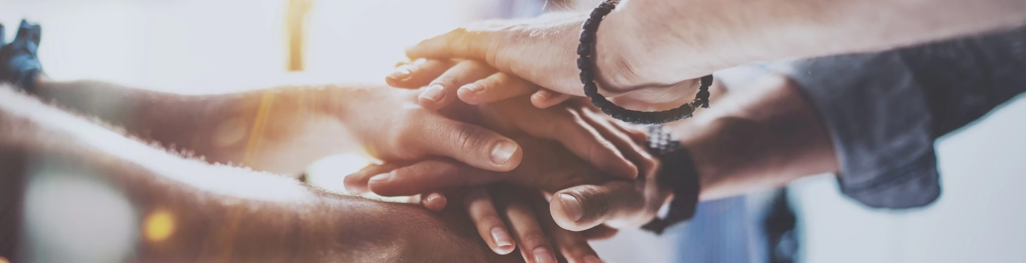 "leerwerkburo reintegratie handen op elkaar gestapeld"