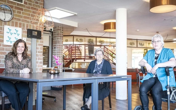 "leerwerkburo reintegratie groep mensen op stoelen"