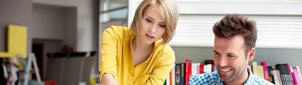 "leerwerkburo reintegratie man in geruit overhemd en vrouw in gele blouse"