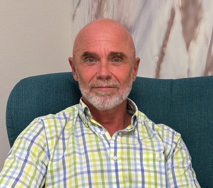 leerwerkburo-reintegratie-kale-man-met-baard-geruit-overhemd