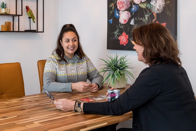 leerwerkburo-reintegratie-twee-dames-aan-tafel-in-gesprek